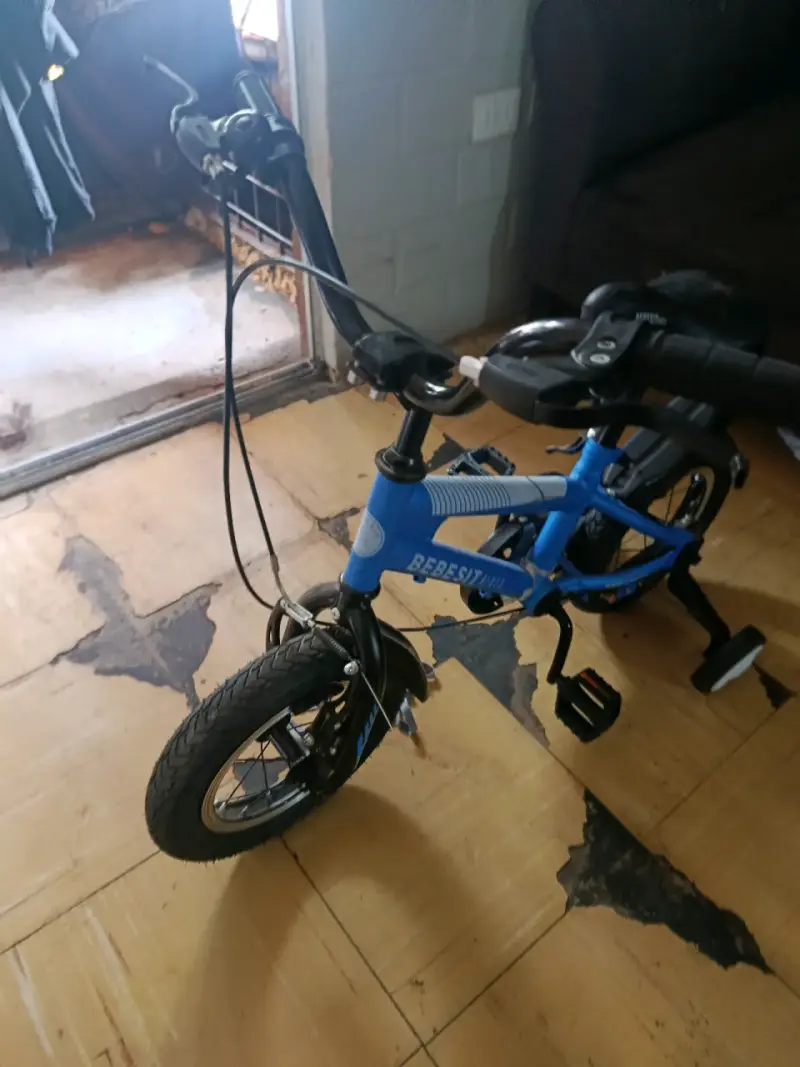 Bicicleta infantil azul con ruedas de entrenamiento Bebesit - 4