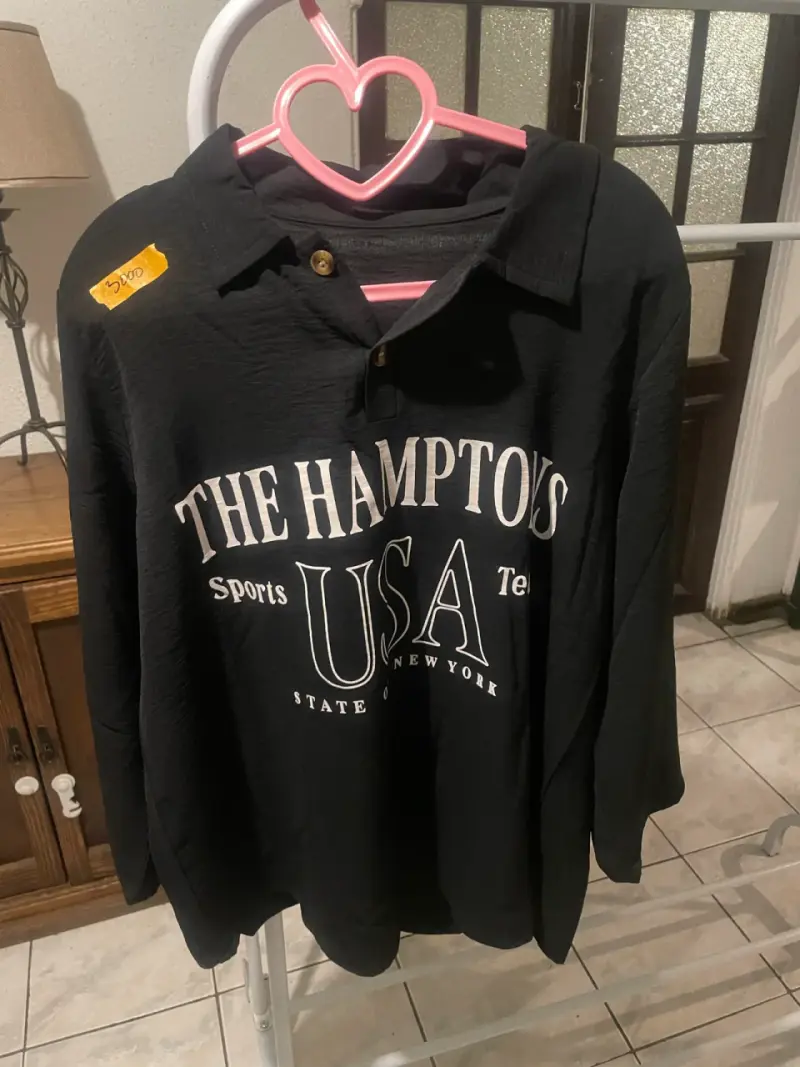 Polera negra con estampado The Hamptons