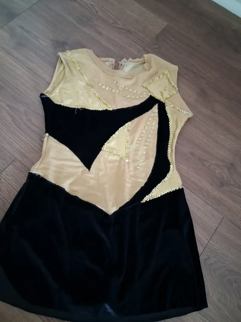 Vestido de baile dorado y negro con lentejuelas - 1