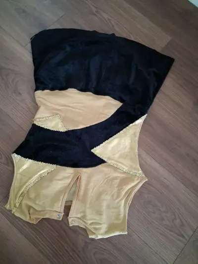 Vestido de baile dorado y negro con lentejuelas - miniatura 2