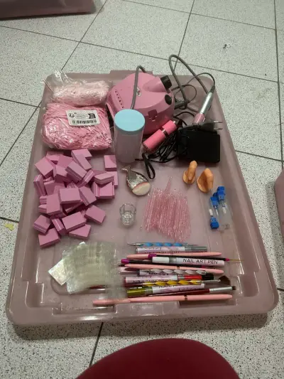 Kit completo de manicura con herramientas y decoraciones - miniatura 2