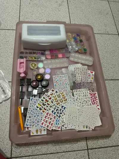 Kit completo de manicura con herramientas y decoraciones - miniatura 3