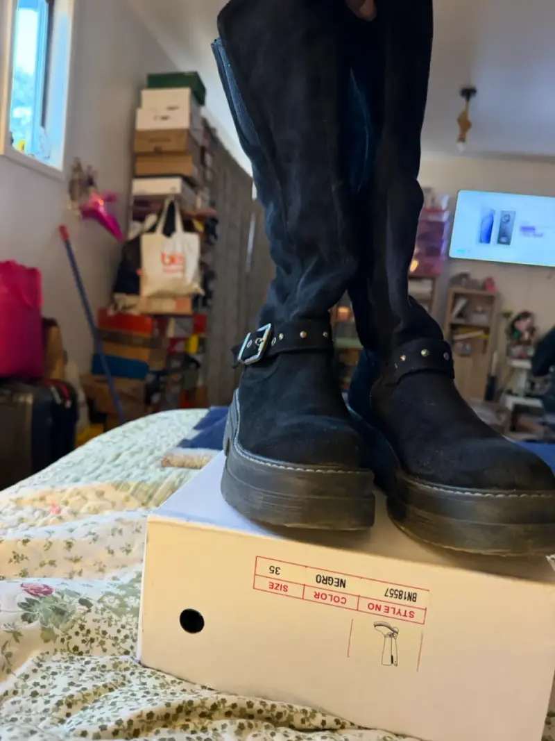 Botas negras de gamuza con hebilla - 1