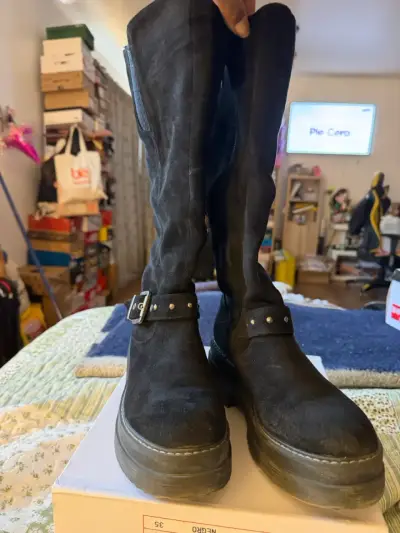 Botas negras de gamuza con hebilla - miniatura 2