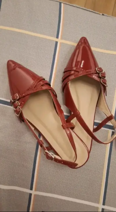 Zapatos planos rojos con hebillas - miniatura 1