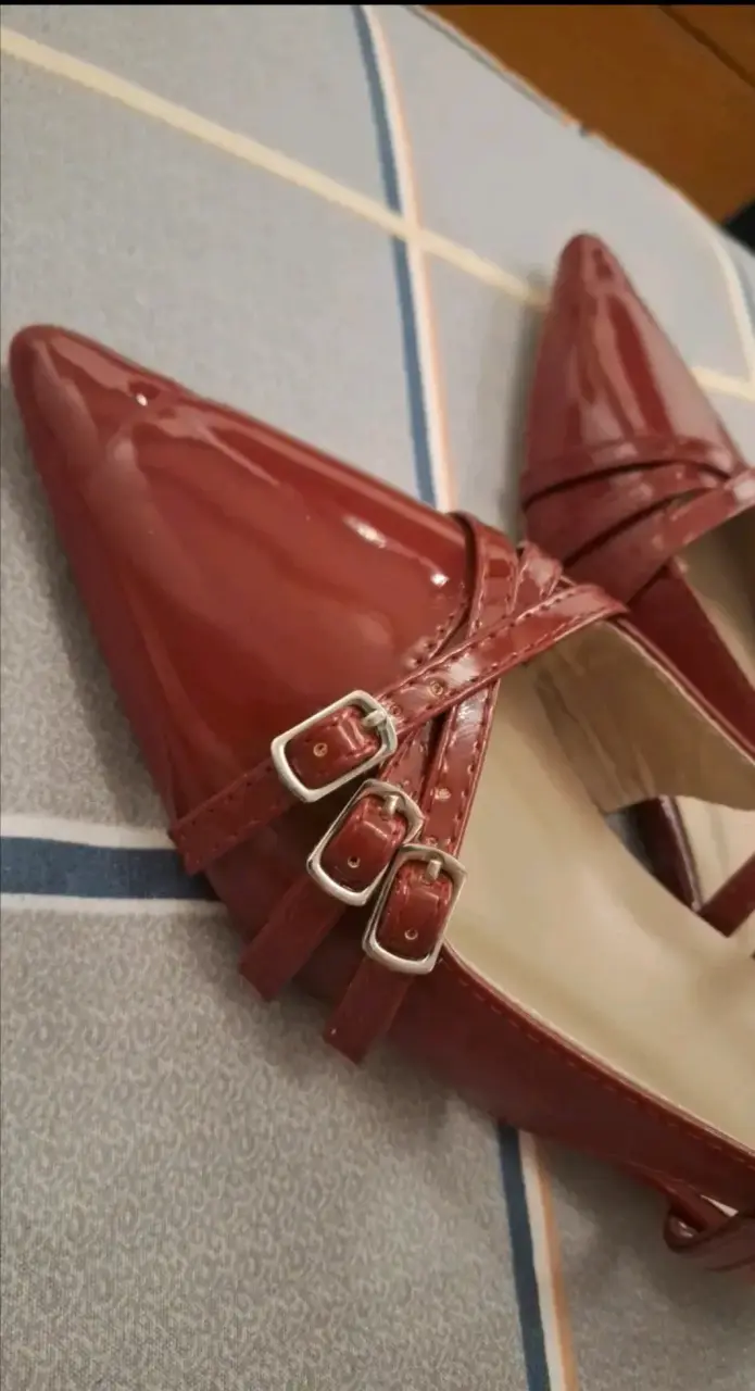 Zapatos planos rojos con hebillas - 2