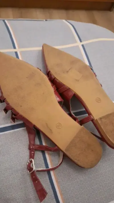 Zapatos planos rojos con hebillas - miniatura 3