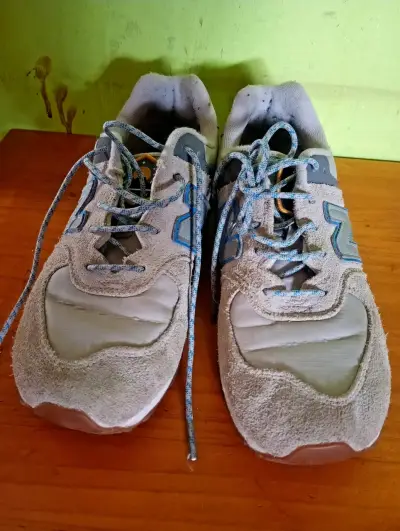 Zapatillas new balance grises con logo azul - miniatura 1