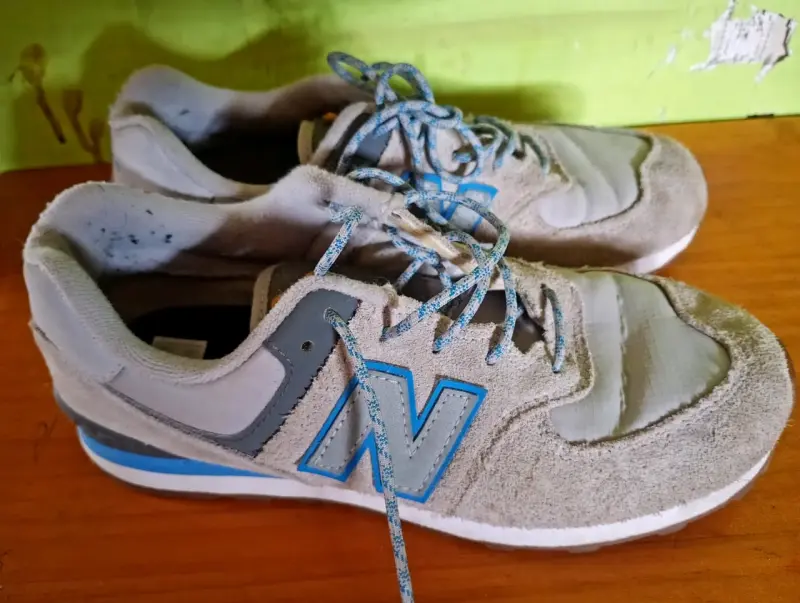 Zapatillas new balance grises con logo azul - 3