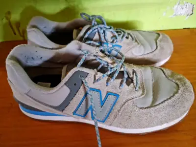 Zapatillas new balance grises con logo azul - miniatura 3
