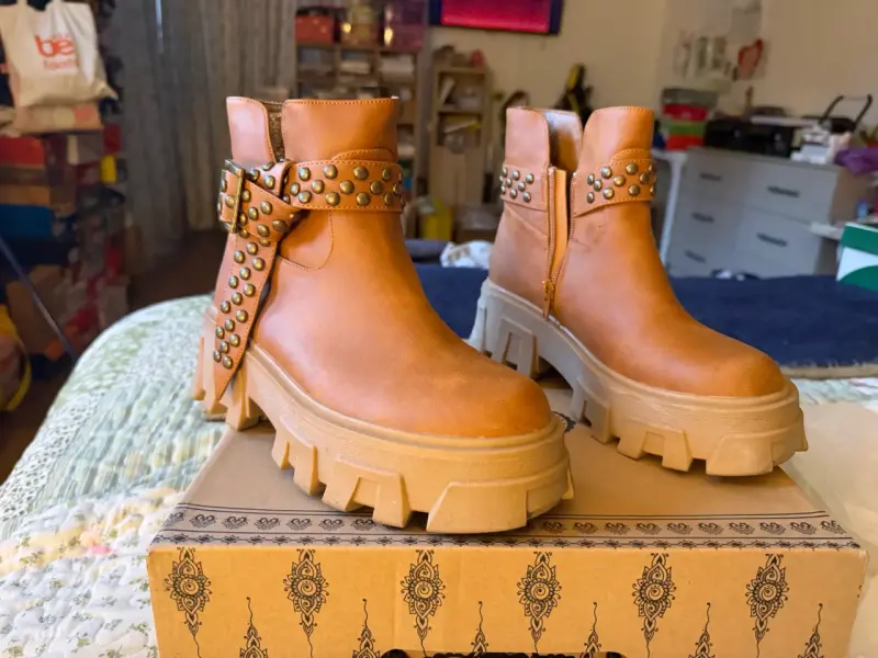 Botines de cuero camel con tachas Barbados - 1