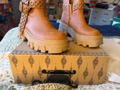Botines de cuero camel con tachas Barbados - miniatura 2