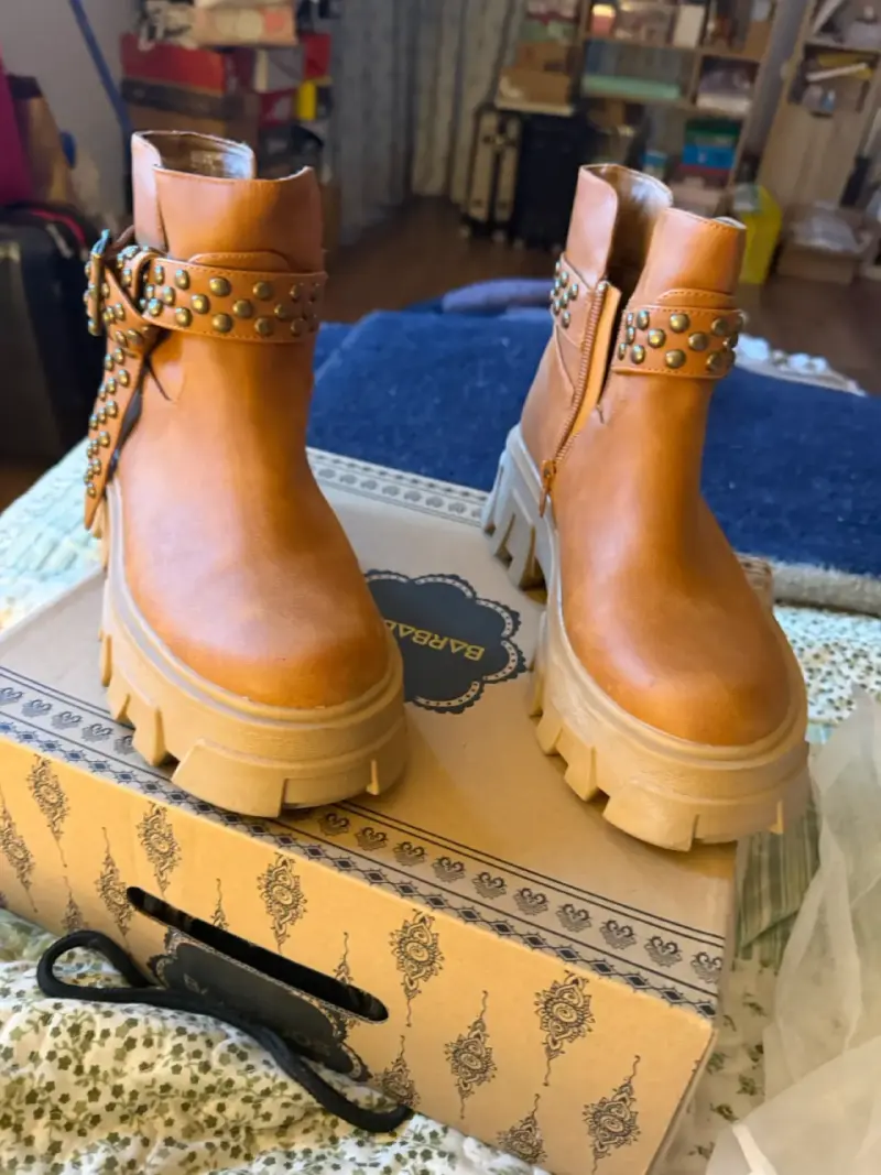 Botines de cuero camel con tachas Barbados - 3