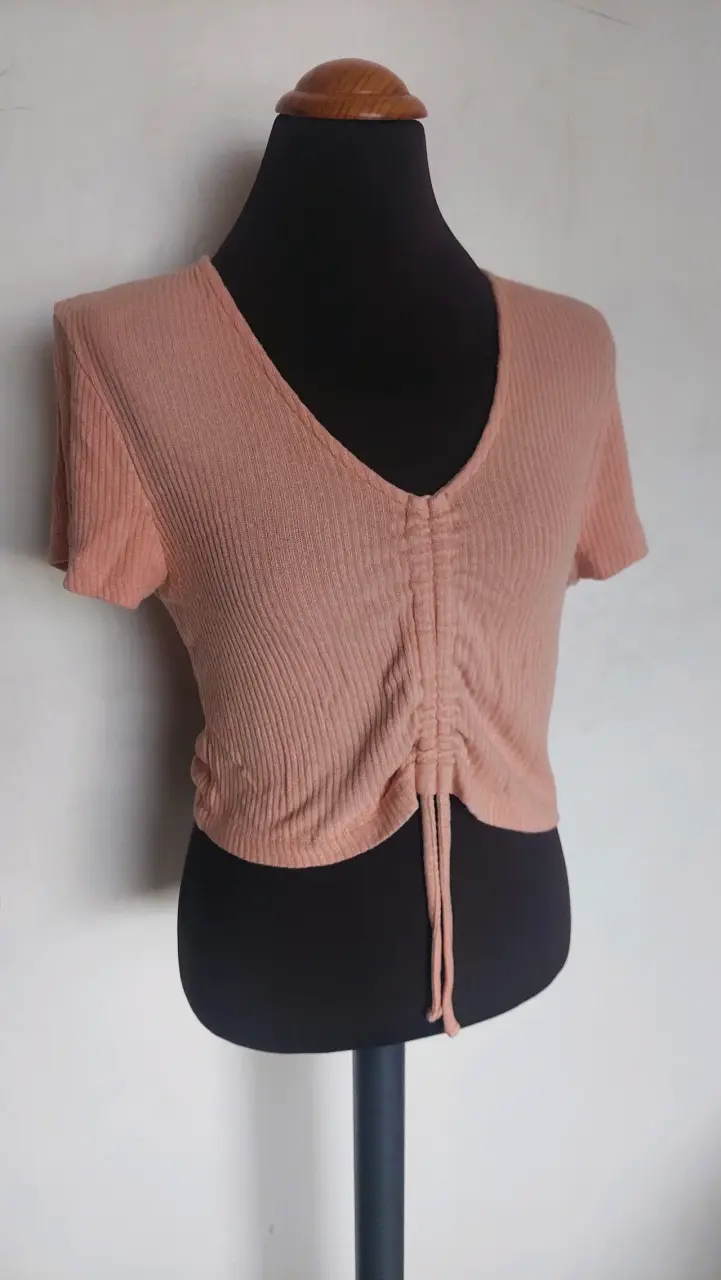 Polera corta de canalé color rosa