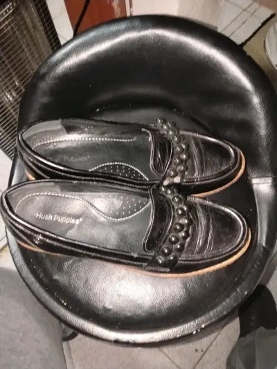 Zapatos de cuero negro Hush Puppies para mujer - miniatura 1