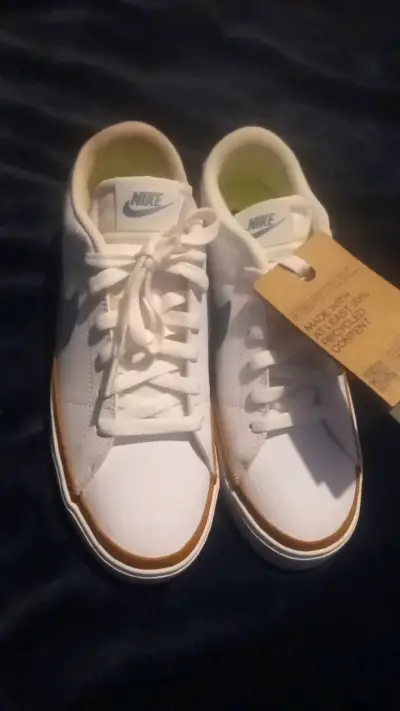 Zapatillas Nike blancas con detalles marrones - miniatura 1