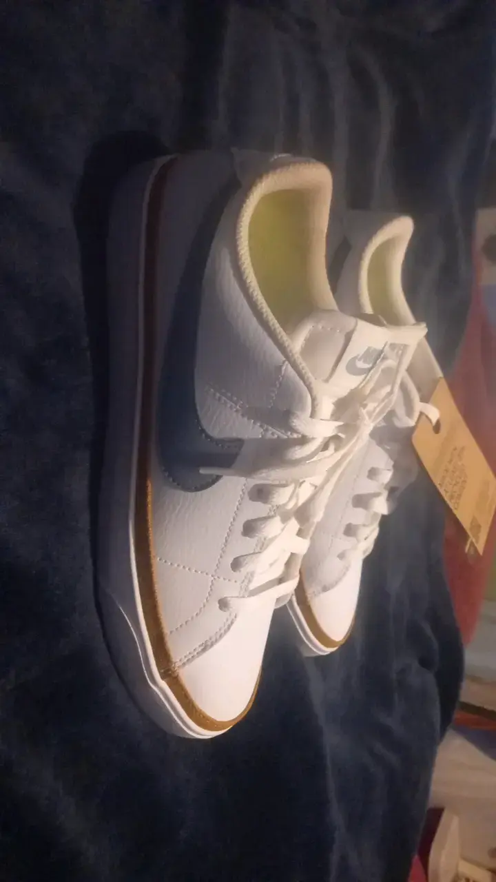 Zapatillas Nike blancas con detalles marrones - 2