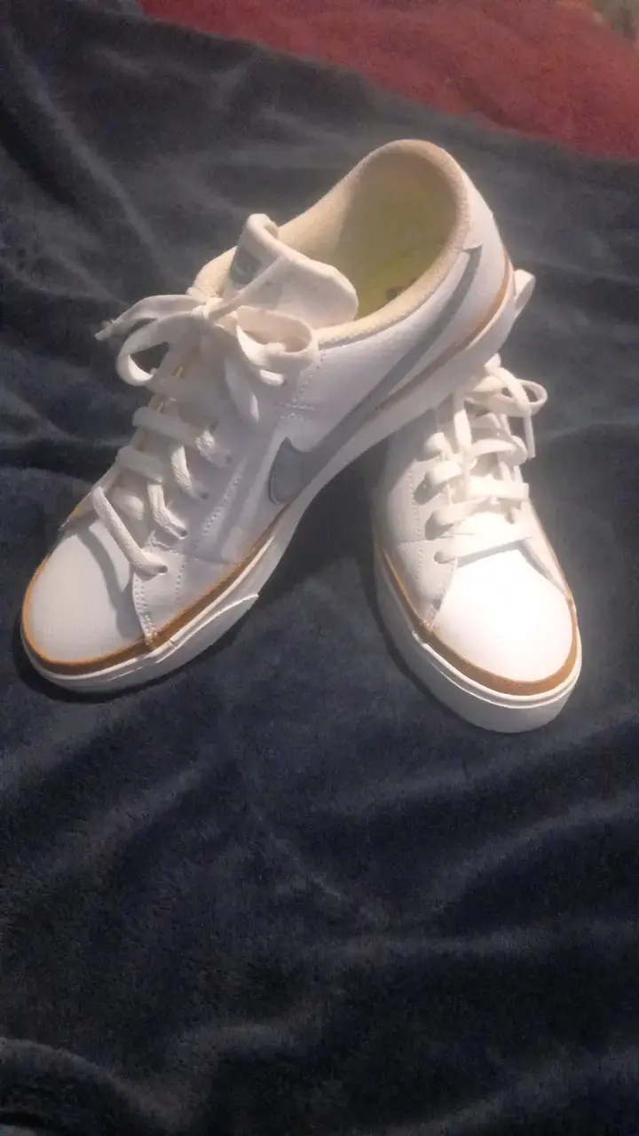 Zapatillas Nike blancas con detalles marrones - 3