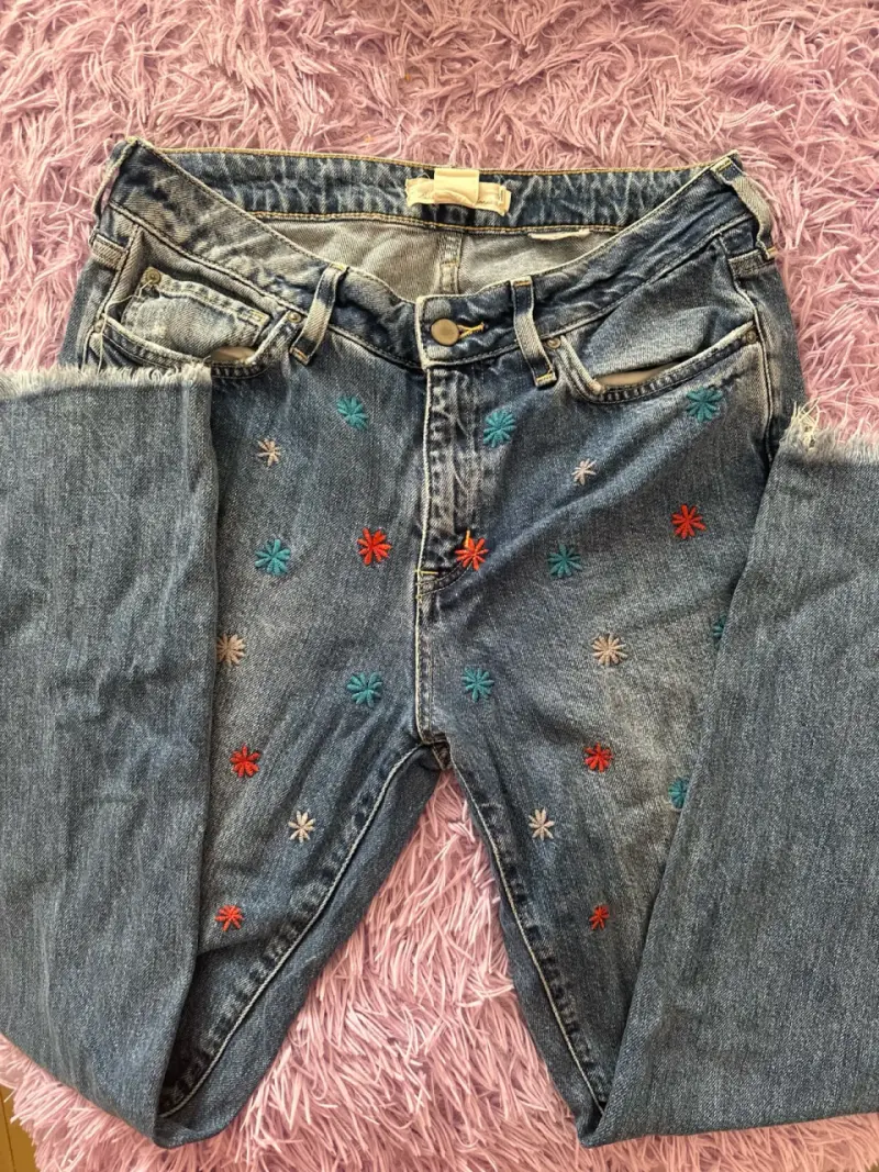 Jeans bordados de mezclilla para mujer - 1