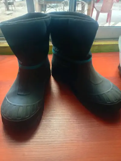 Botas impermeables negras con forro azul - miniatura 1
