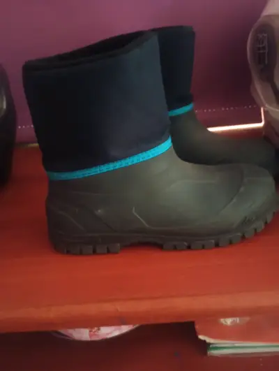 Botas impermeables negras con forro azul - miniatura 2