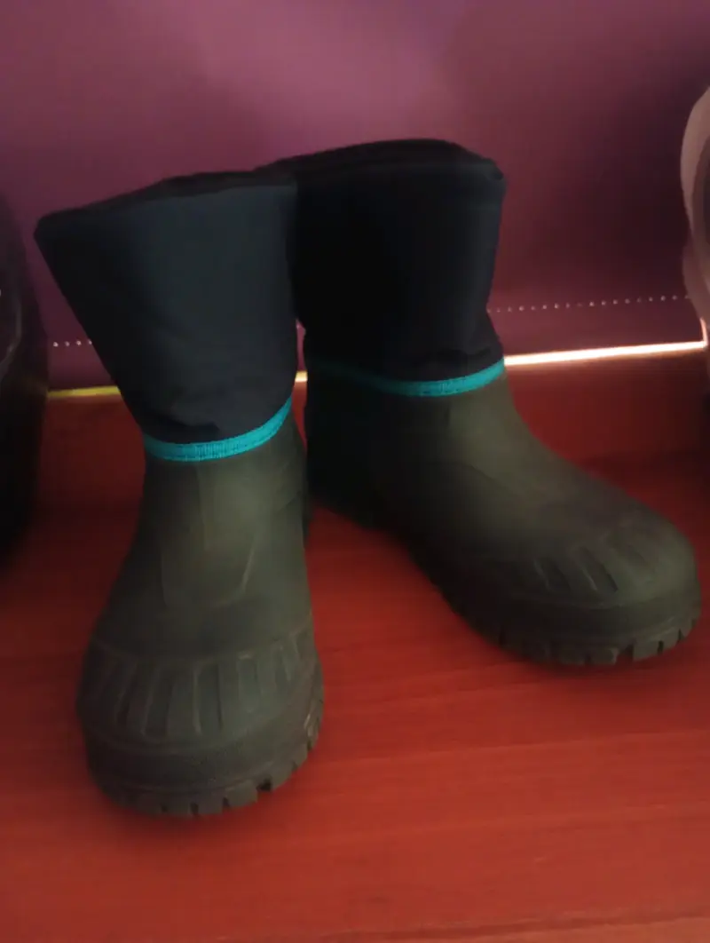 Botas impermeables negras con forro azul - 3