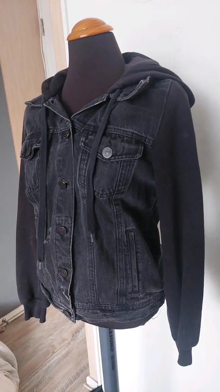Chaqueta de mezclilla negra con capucha - 1