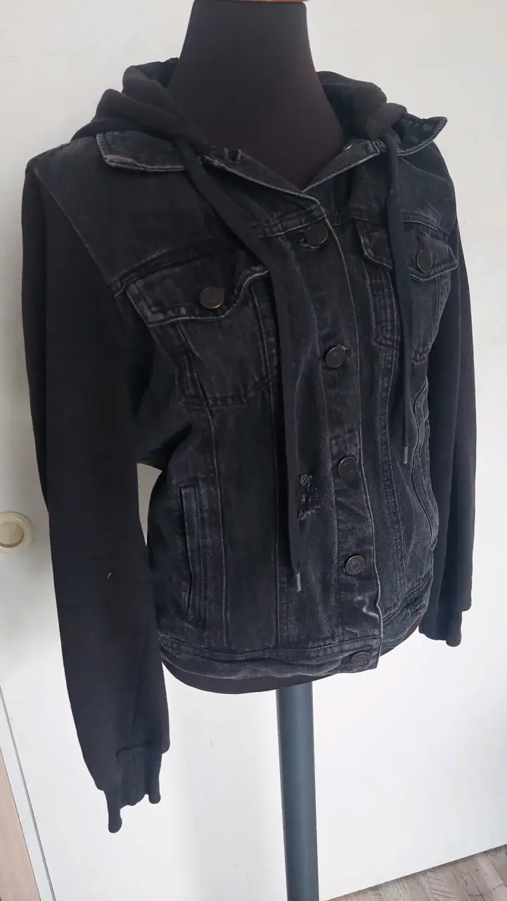 Chaqueta de mezclilla negra con capucha - 2