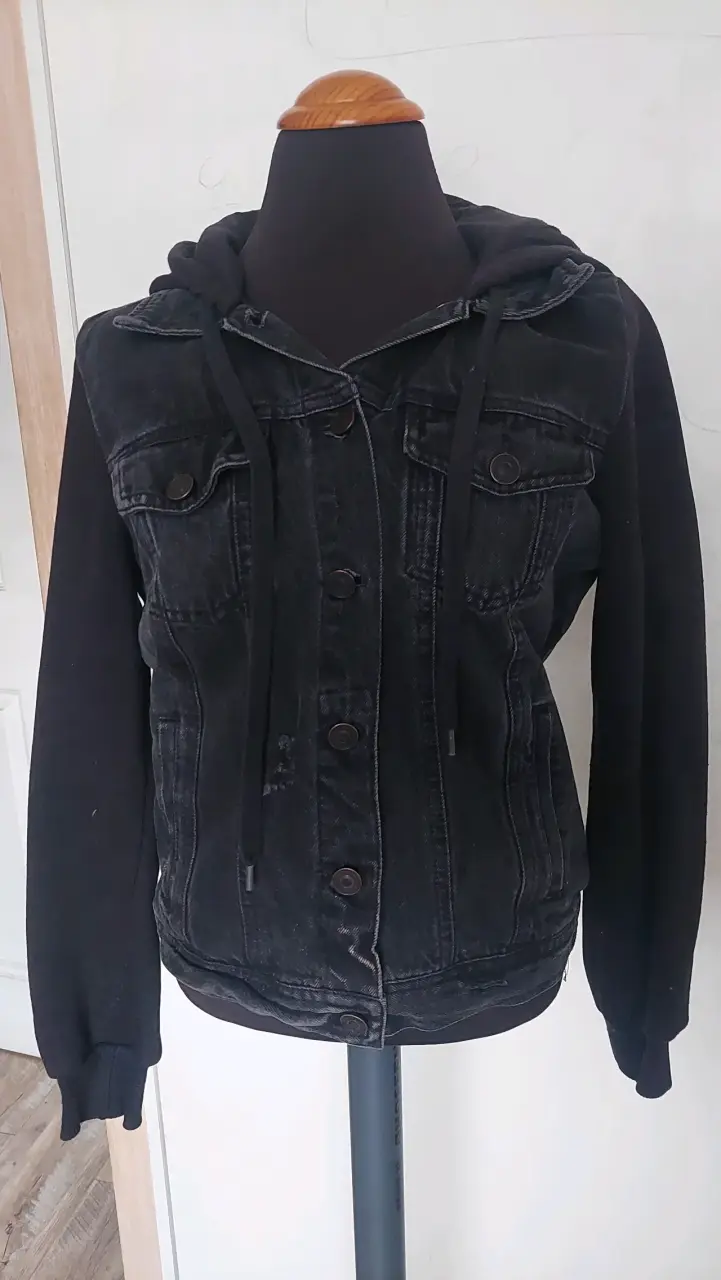 Chaqueta de mezclilla negra con capucha - 3