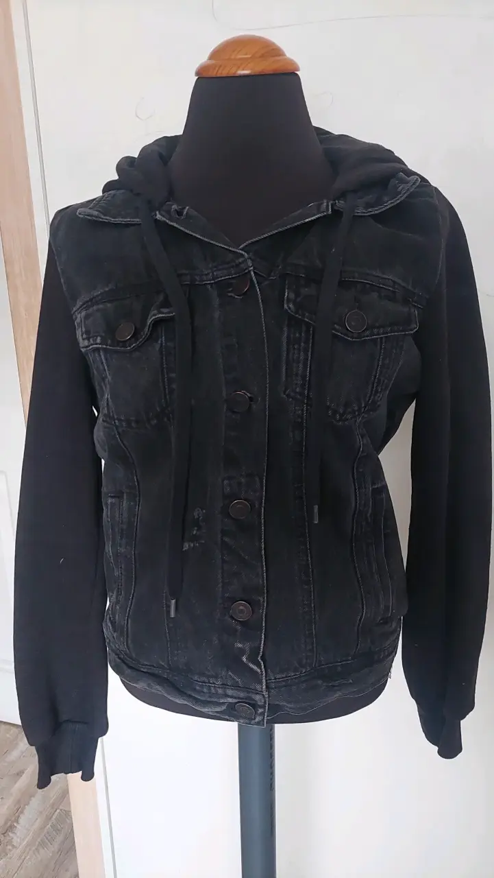 Chaqueta de mezclilla negra con capucha - 4