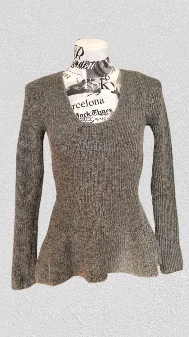 Suéter de lana gris con diseño acampanado - 1