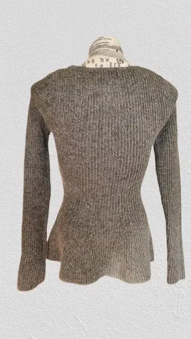 Suéter de lana gris con diseño acampanado - 2