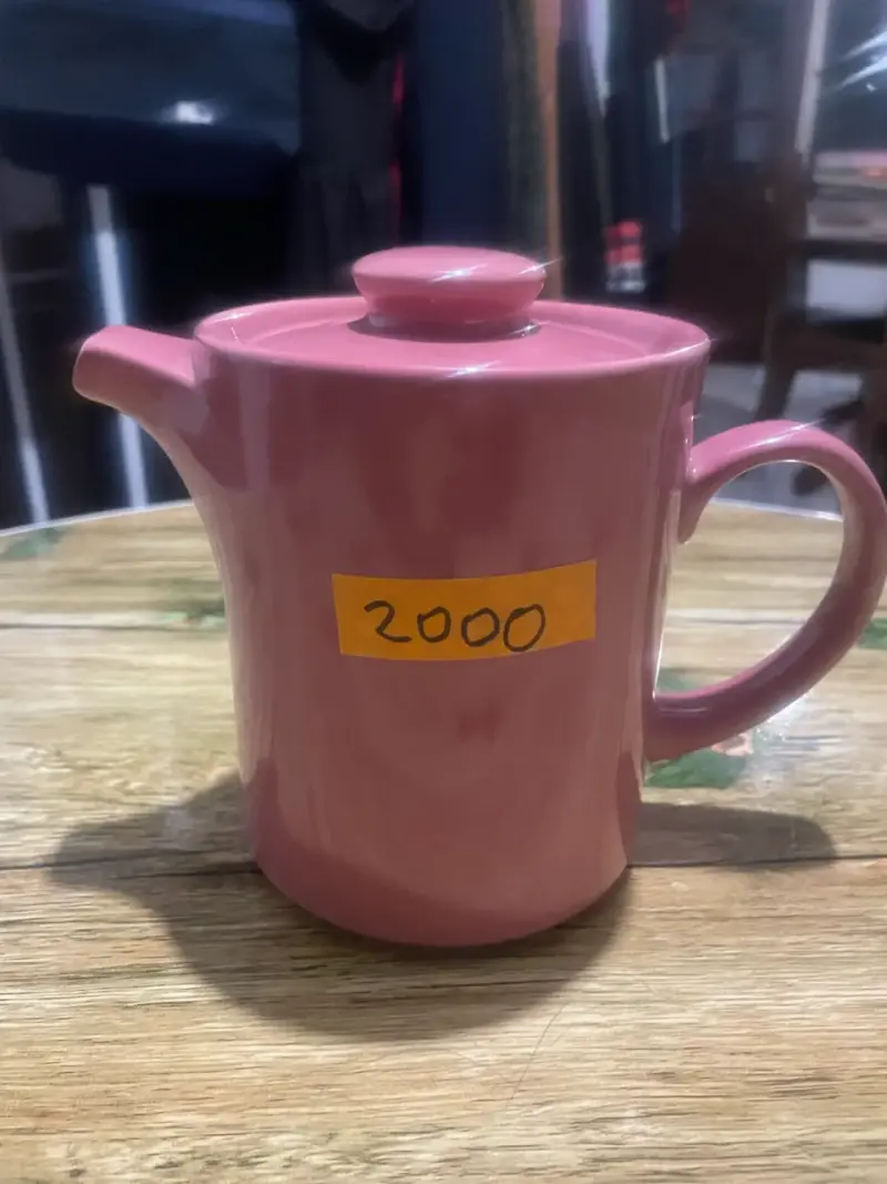 Tetera de cerámica rosa