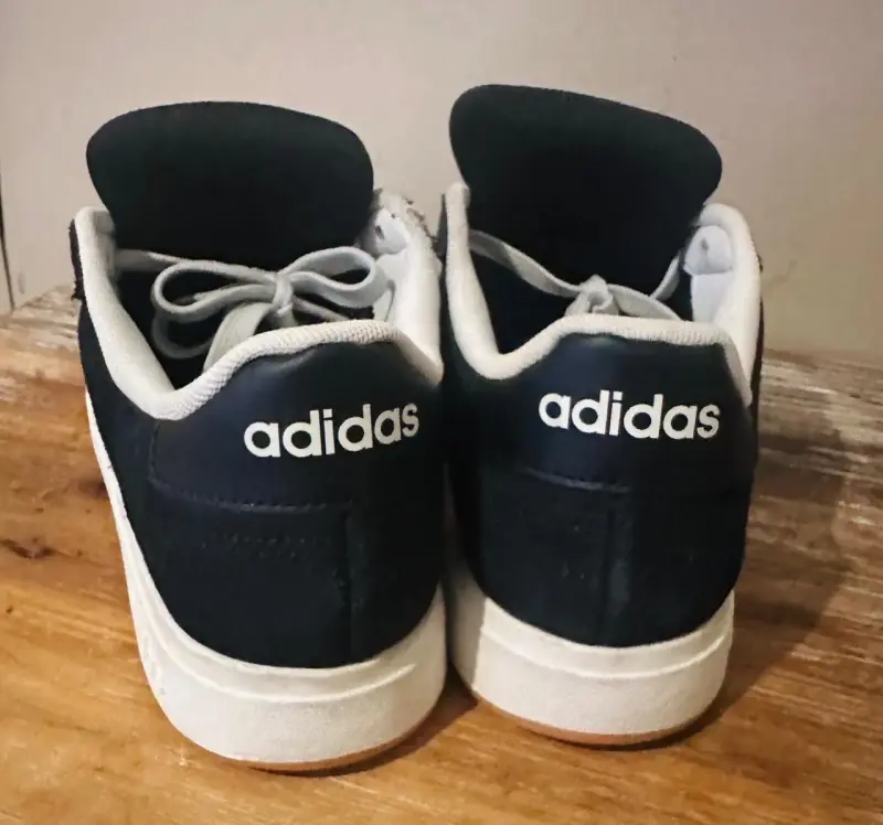 Zapatillas deportivas Adidas negras y blancas - 1