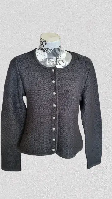 Sweter de punto negro con botones decorativos - 1