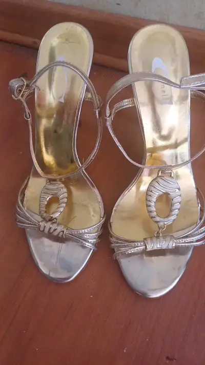 Sandalias de Tacón Doradas Elegantes para Mujer - miniatura 1