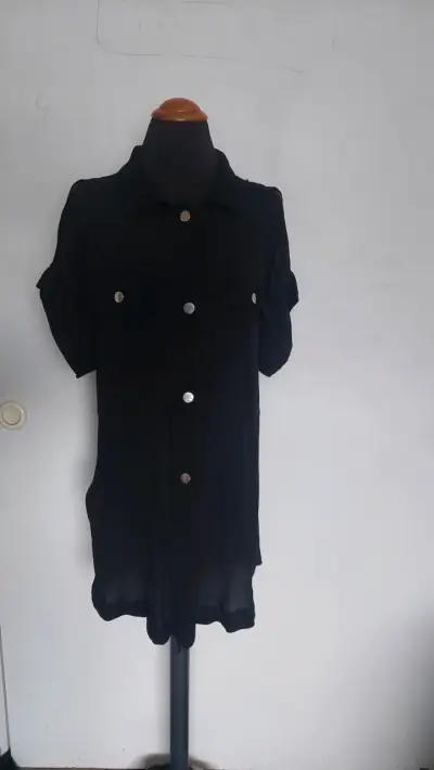 Blusa negra con botones metálicos - miniatura 1