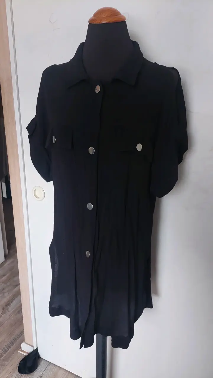 Blusa negra con botones metálicos - 2
