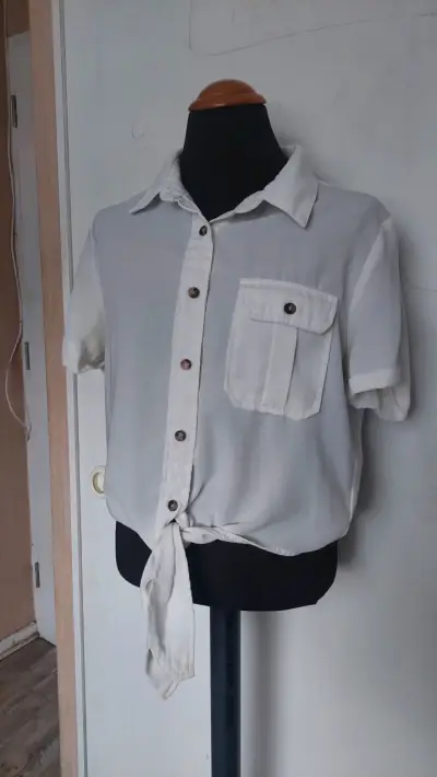 Blusa blanca con nudo frontal y botones - miniatura 1