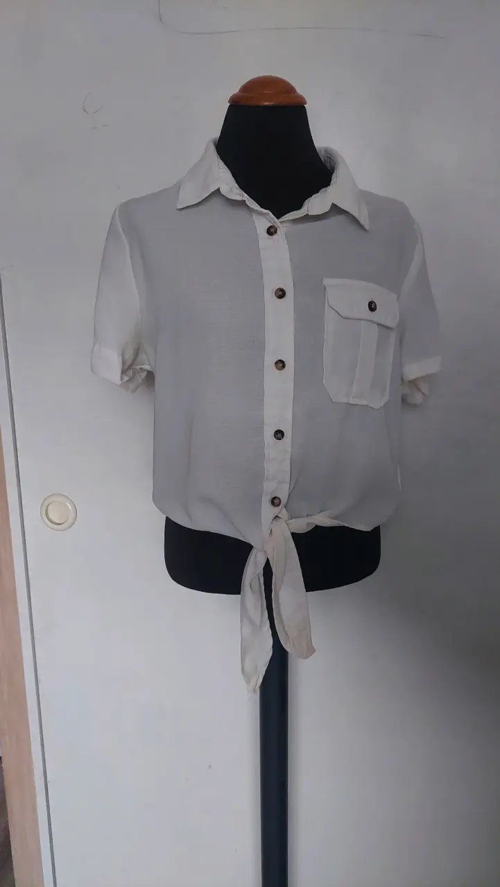 Blusa blanca con nudo frontal y botones - 2