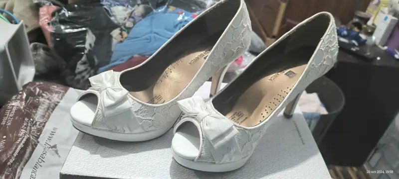 Zapatos de Tacón Blanco con Encaje y Lazo - 1