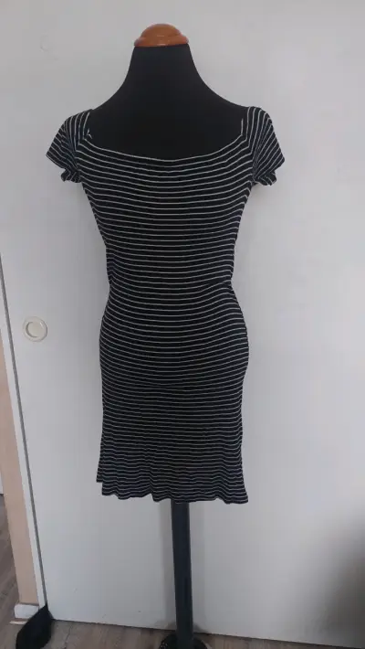 Vestido ajustado a rayas blanco y negro - miniatura 2