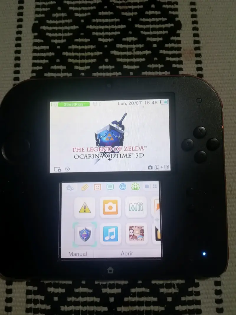 Nintendo 2DS con juego Zelda Ocarina of Tim - 1