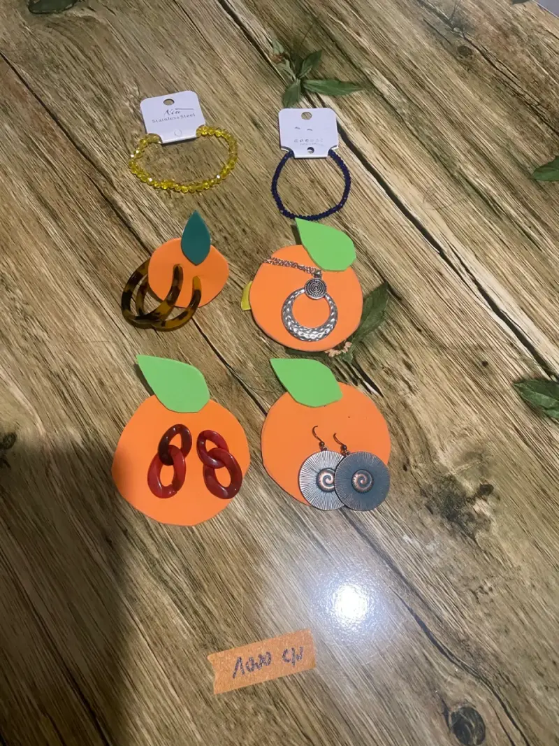 Set de bisutería variada con pulseras y aros