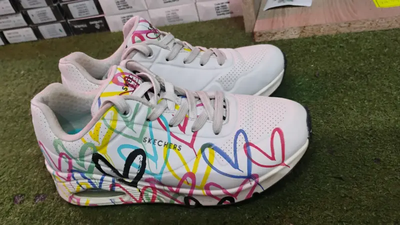 Zapatillas Skechers blancas con diseño colorido - 1