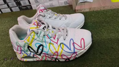 Zapatillas Skechers blancas con diseño colorido - miniatura 1