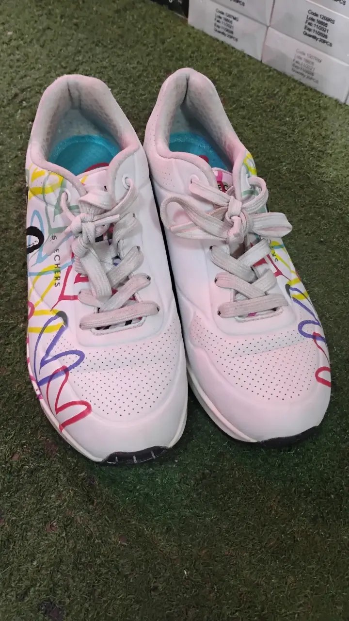 Zapatillas Skechers blancas con diseño colorido - 2