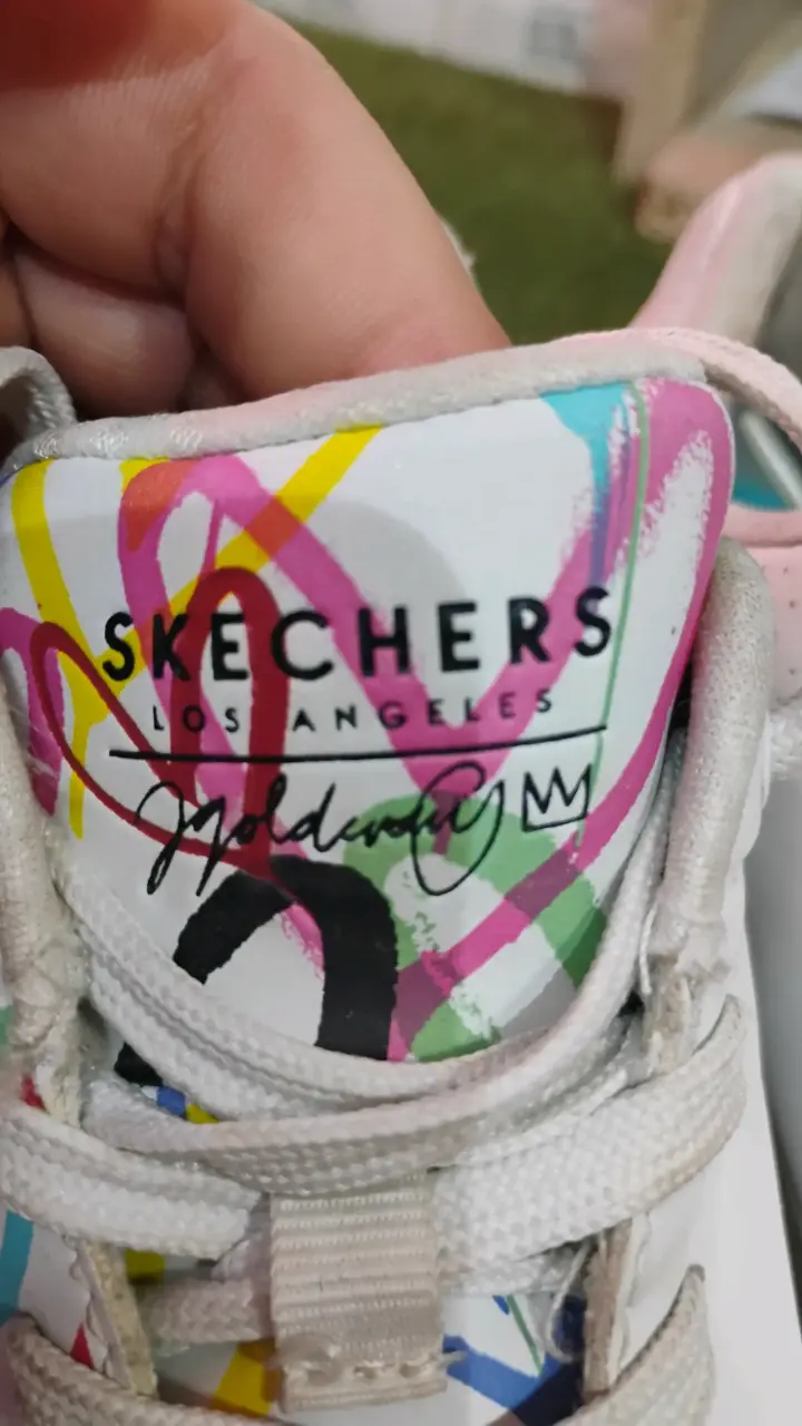 Zapatillas Skechers blancas con diseño colorido - 3