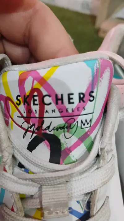 Zapatillas Skechers blancas con diseño colorido - miniatura 3