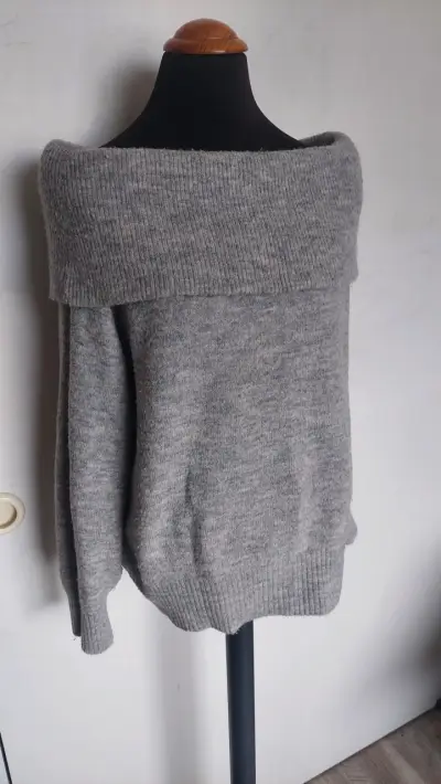 Suéter gris de lana con cuello amplio - miniatura 1